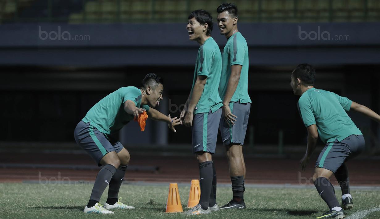 Pemain Timnas Indonesia melakukan sesi latihan jelang laga melawan Fiji di Stadion Patriot, Bekasi, Jumat, (1/9/2017). Indonesia akan menjalani laga Persahabatan melawan Fiji. (Bola.com/M Iqbal Ichsan)