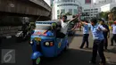 Pengemudi taksi menyambut kedatangan para sopir Bajaj di sekitar Terminal Blok M Jakarta, Selasa (22/3). Sejumlah persatuan pengemudi angkutan darat melakukan aksi menolak angkutan umum berbasis on-line. (Liputan6.com/Helmi Fithriansyah)