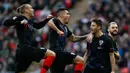 Para pemain Kroasia merayakan gol yang dicetak Andrej Kramaric, ke gawang Inggris pada laga UEFA Nations League di Stadion Wembley, London, Minggu (18/11). Inggris menang 2-1 atas Kroasia. (AFP/Adrian Dennis)