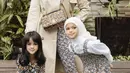 Untuk tampilan sehari-hari, ia juga tampak stylish dan kerap bergaya senada dengan sang mama. [Foto: Instagram/ AleenaHutapeaaufar]