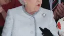 Ratu Elizabeth II duduk menonton pagelaran London Fashion Week 2018, Selasa (20/2). Nenek Pangeran William tersebut pun tampak bersemangat dan sesekali bertepuk tangan melihat fashion show dari desainer yang dihadirkan. (Yui Mok/Pool photo via AP)