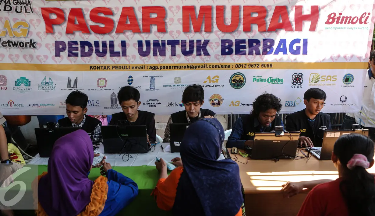 Petugas pasar murah melayani warga saat gelaran Pasar Murah Ramadan di Mesjid Jami Luar Batang, Jakarta, Kamis (9/7/2015). Pasar Murah Ramadan dimulai dari 29 Juni - 16 Juli 2015. (Liputan6.com/Faizal Fanani)