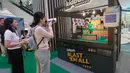 Pengunjung mencoba salah satu permainan di hIPlay Playground di Lippo Mall Puri, Jakarta. Kehadiran wahana interaktif tersebut menjadi bagian dari pengenalan sejumlah karakter dan cerita kekayaan intelektual (IP) lokal Indonesia kepada masyarakat. (KLY/Budy Santoso)