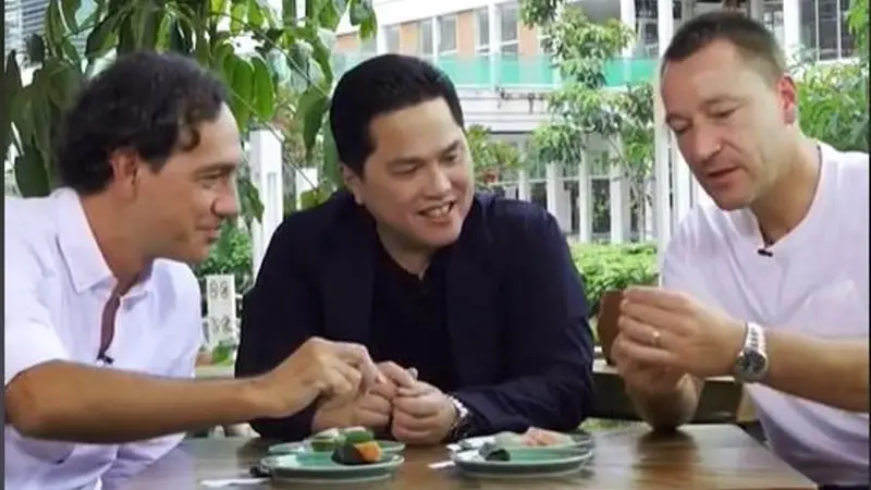 Makan Camilan khas Indonesia Bareng Erick Thohir, Dua Pesepakbola Legendaris Dunia Kepincut Lemper