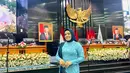 Di momen pelantikan, ia tampil kenakan kebaya modern warna biru muda yang dipadukan dengan hijab, kain batik, dan selendang warna biru tua. [@astridkuya].