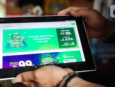 Pelanggan mengecek website tokopedia di Tangerang, Senin (4/5/2020). Tokopedia baru saja diserang hacker, yang mana menyebabkan data kredensial sekitar 91 juta akun pengguna dan 7 juta akun merchant bocor. (Liputan6.com/Angga Yuniar)