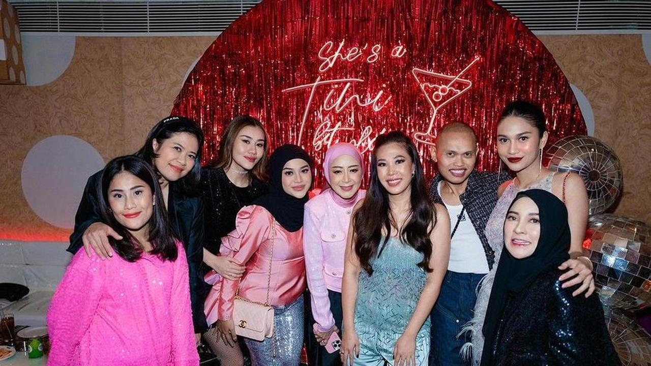Senada dengan Gya, Aurel Hermansyah juga tampil berbalut busana pink, namun ia memilih bawahan panjang yang gemerlap untuk melengkapi penampilannya.<br>