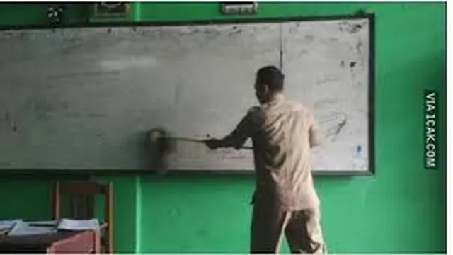 6 Kelakuan Cowok saat Mengepel Ini Bikin Geleng Kepala