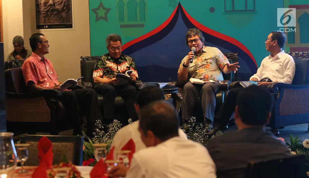 Anggota Ombudsman RI (pengamat penerbangan) Alvin Lie (kedua kanan) memberi penjelasan saat diskusi persiapan lonjakan arus Lebaran 2018 di Jakarta, Selasa (22/5). (Liputan6.com/Angga Yuniar)