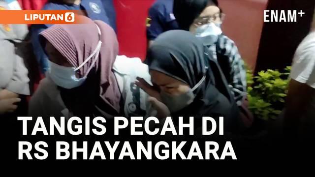 Tangis keluarga pecah di Rumah Sakit Bhayangkara Polda Jawa Timur pada Minggu (5/10/2025). Tim DVI berhasil mengidentifikasi dua jenazah korban robohnya Pondok Pesantren Al Khoziny.