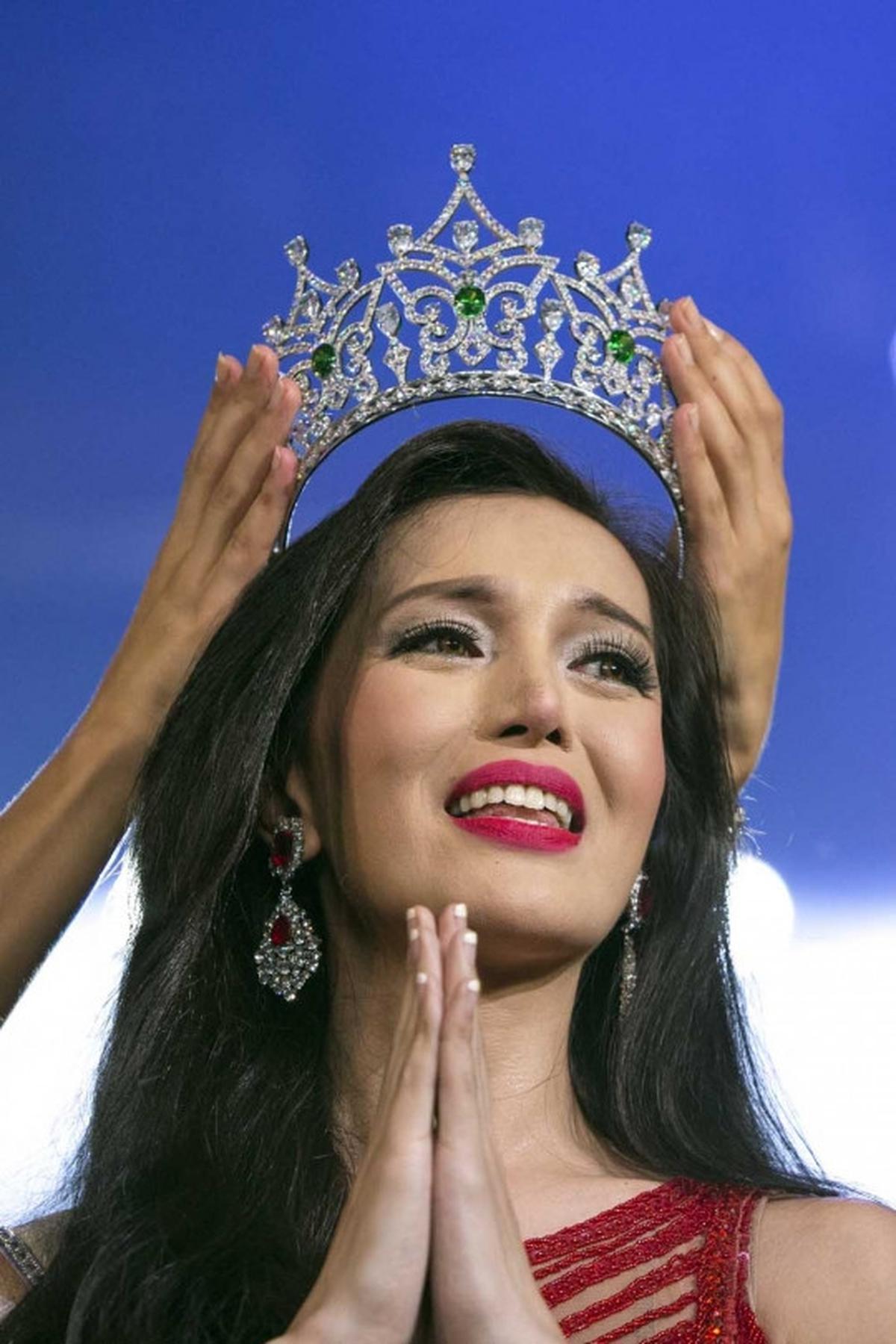 Wajah bahagia waria Filipina pemenang Miss International Queen 2015