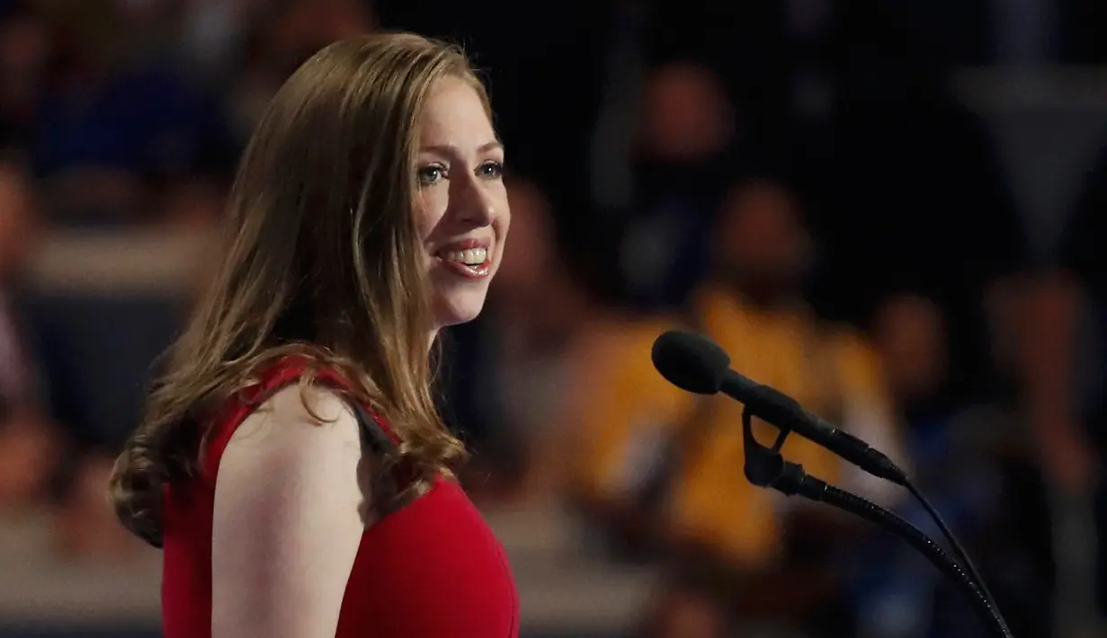 Senyum Chelsea Clinton ketika berbicara dalam penutupan Konvensi Nasional Partai Demokrat di Philadelphia, AS, Kamis (28/7). Chelsea merupakan putri tunggal dari mantan Presiden AS,  Bill Clinton dan Hillary Clinton. (REUTERS/Carlos Barria)
