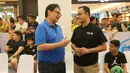 Gubernur DKI Jakarta Anies Baswedan berbincang dengan Ketum Partai Golkar sekaligus Menteri Perindustrian Airlangga Hartarto di Pluit Village Mall, Jakarta (29/7). Anies datang kenakan kaos hitam dan Airlangga berkaos biru. (Liputan6.com/Fery Pradolo)