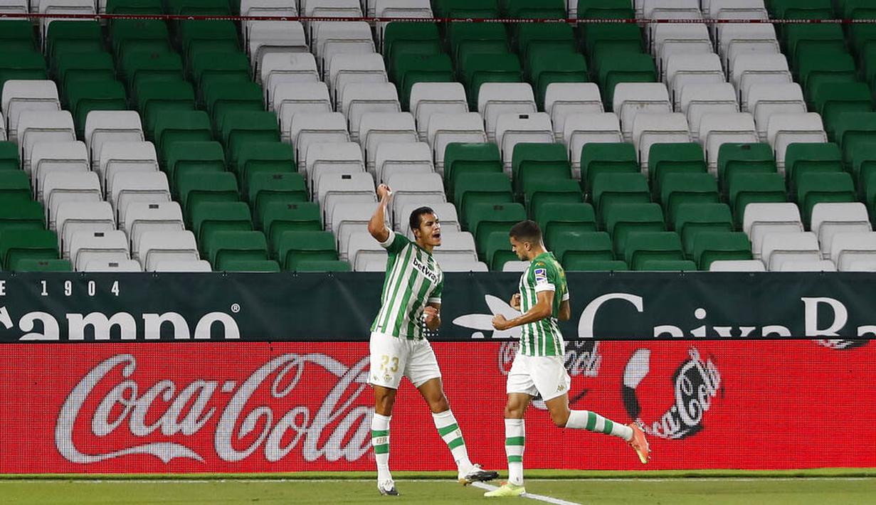 Pemain Real Betis, Aissa Mandi, melakukan selebrasi usai mencetak gol ke gawang Real Madrid pada laga La Liga di Stadion Benito Villamarin, Minggu (27/9/2020). Real Madrid menang dengan skor 3-2. (AP Photo/Angel Fernandez)