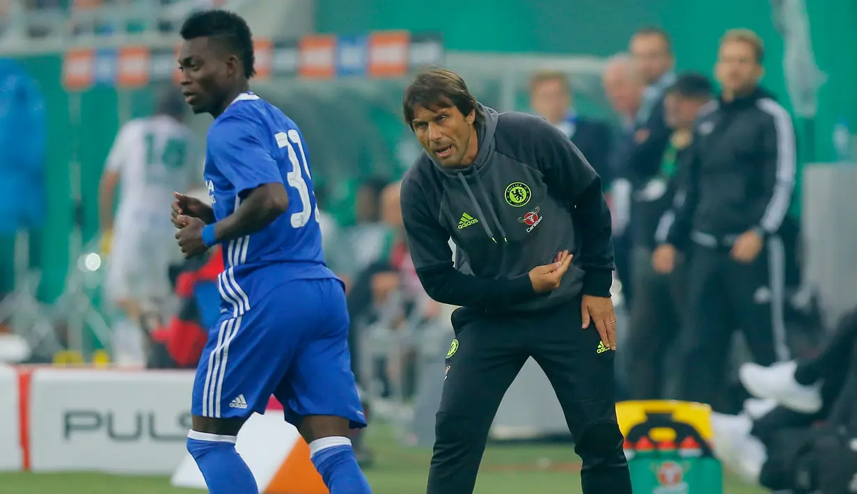 Pelatih anyar Chelsea Antonio Conte (kanan) saat menginstruksikan pemainnya saat melawan  Rapid Wina pada laga persahabatan di Allianz Arena Wina, Austria, (16/7). Chelsea kalah dengan skor 2-0. (Reuters / Heinz - Peter Bader)