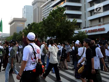 Massa aksi 22 Mei mulai berkumpul di depan Gedung Bawaslu, Jakarta, Rabu (22/5). Mereka mulai melakukan orasi menolak pemilu curang serta hasil rekapitulasi yang dilakukan Komisi Pemilihan Umum (KPU). (merdeka.com/Imam Buhori)