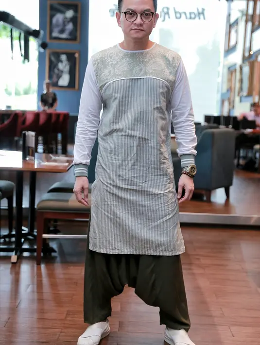 "Rezekinya dari dulu masuk bulan Ramadan, off air saya jauh lebih meningkat. Tuntutan dari profesi agar ada lagu baru lagi," ungkap Hedi. (Adrian Putra/Bintang.com)