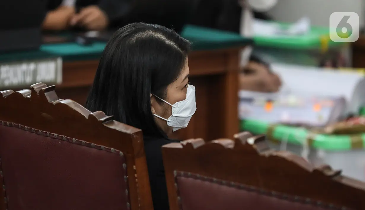 Saksi kasus pembunuhan berencana Brigadir Yosua Hutabarat atau Brigadir J, Putri Chandrawathi bersiap menjalani sidang lanjutan dengan terdakwa Richard Eliezer, Ricky Rizal, dan Kuat Ma'ruf di Pengadilan Negeri Jakarta Selatan, Jakarta, Senin (12/12/2022). Sidang itu beragenda mendengarkan keterangan saksi Putri Chandrawathi yang juga merupakan terdakwa dalam kasus yang sama. (Liputan6.com/Johan Tallo)