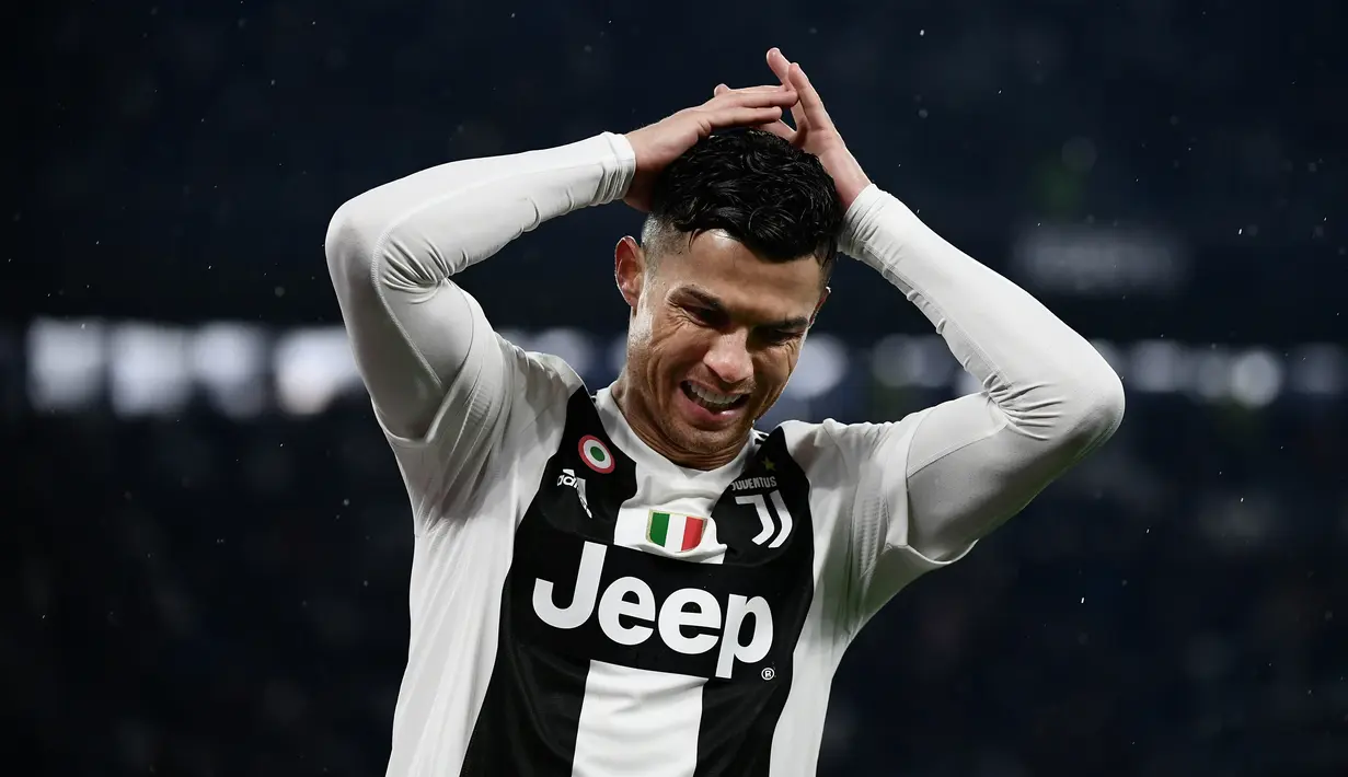 Ekspresi penyerang Juventus, Cristiano Ronaldo saat gagal mencetak gol ke gawang Parma dalam lanjutan Serie A Italia di Allianz Stadium, Turin, Sabtu (2/2). Juventus ditahan imbang Parma dengan skor 3-3. (Marco BERTORELLO/AFP)