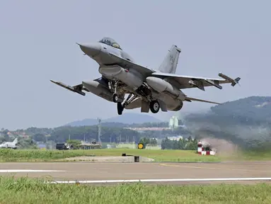 Jet tempur Angkatan Udara Korea Selatan KF-16 lepas landas dari pangkalan udara yang dirahasiakan di Korea Selatan. Korea Selatan dan Amerika Serikat menggelar latihan militer gabungan Ulchi Freedom Shield. (Handout/South Korean Defence Ministry/AFP)