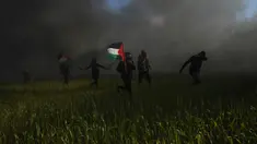 Warga Palestina mengibarkan bendera nasional saat protes terhadap serangan militer Israel ke Kota Nablus, Tepi Barat, di sepanjang pagar perbatasan dengan Israel di sebelah timur Kota Gaza, 22 Februari 2023. Para pejabat Palestina mengatakan sejumlah warga Palestina telah terbunuh dan lebih dari seratus orang terluka dalam serangan tentara Israel yang jarang terjadi di Tepi Barat. (AP Photo/Adel Hana)