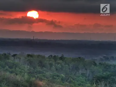 Suasana matahari terbit di Bukit Panguk Kediwung, Bantul, Yogyakarta (16/10). Bukit Panguk Kediwung dibuka untuk umum sekitar pertengahan 2016 oleh masyarakat setempat dan menawarkan keindahan sunrise di atas awan. (Liputan6.com/Herman Zakharia)