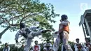 Murid Taekwondo Indonesia Manroe Club mengikuti latihan rutin di kawasan Kanal Banjir Timur (KBT), Jakarta Timur, Senin (16/8/2021). Protokol kesehatan dilakukan terhadap murid maupun orangtua yang mengantarkan anak mereka. (merdeka.com/Iqbal S. Nugroho)