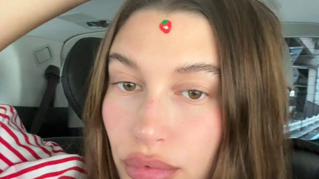 Nail Art Hailey Bieber Jadi Petunjuk Jenis Kelamin Anaknya dengan Justin Bieber?