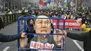 Unjuk rasa yang berujung pada upaya pemakzulan Presiden Yoon Suk Yeol terkait deklarasi status darurat militer. Tampak dalam foto, para demonstran dari kelompok buruh ikut serta dalam protes yang menyerukan penggulingan Presiden Korea Selatan Yoon Suk Yeol di luar Balai Kota di Seoul pada 12 Desember 2024. (ANTHONY WALLACE/AFP)