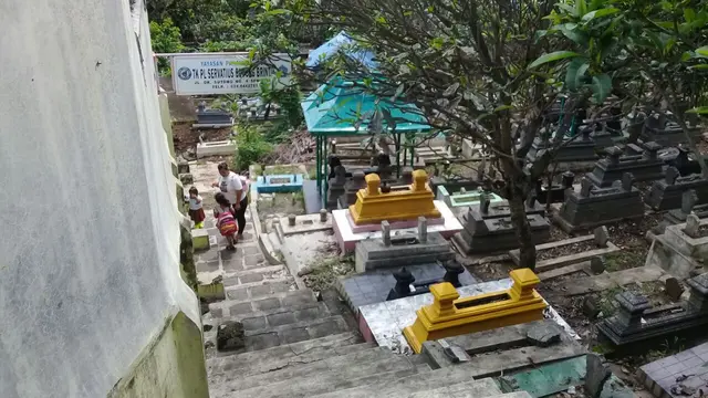 Asyiknya Bersekolah Dikelilingi Ratusan Batu Nisan