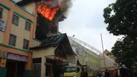 Kebakaran di pusat perbelanjaan Pekanbaru (M Syukur/Liputan6.com)