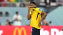 Pemain Ekuador, Gonzalo Plata, menangis usai ditaklukka Senegal pada laga Grup A Piala Dunia di Stadion Khalifa, Doha, Selasa (29/22/2022). (AP/Natacha Pisarenko)