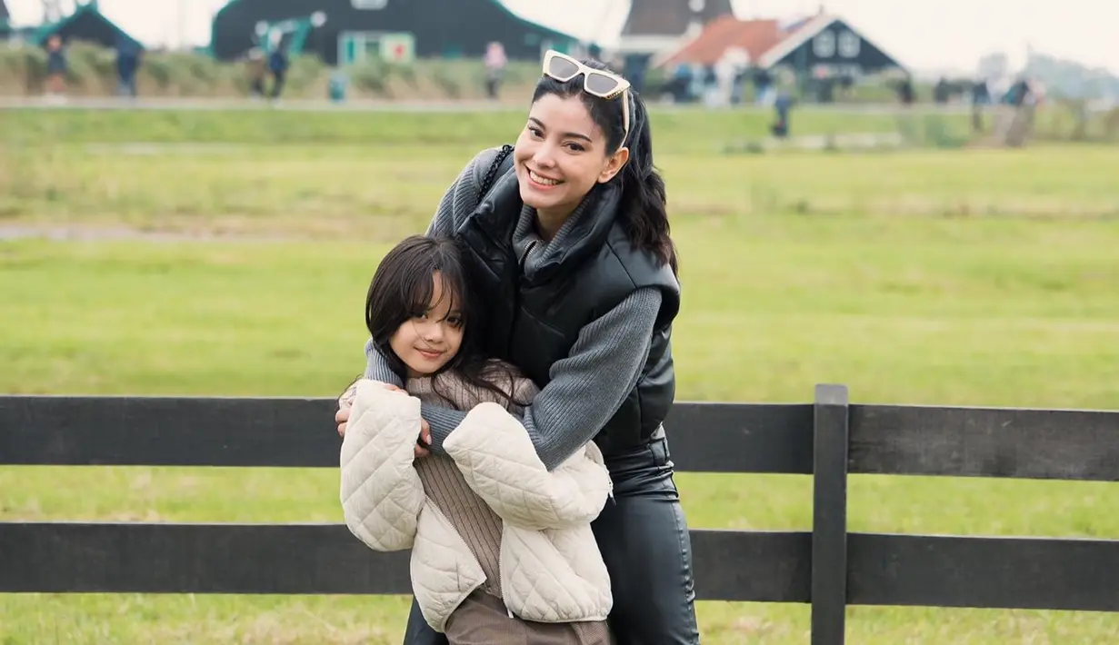 Mudah dekat dengan siapa saja, Gempi terlihat nyaman bersama Medina Dina. Medina yang sebelumnya sudah pernah menikah, tentunya punya sisi keibuannya. Melihat foto Gempi dan Medina ini, sepertinya anak semata wayang Gading Marten itu sudah bisa menerima kehadiran Medina jika nantinya hubungan Medina Dina dan Gading Marten berlabuh ke pelaminan. (Liputan6.com/IG/medinadinaaa)