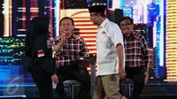 Basuki Tjahaja Purnama (Ahok) berusaha memisahkan Sylviana Murni dan Anies Baswedan saat Debat Pilgub DKI putaran kedua, Jakarta, Jumat (27/1). Kejadian tersebut membuat gelak tawa di ruang debat. (Liputan6.com/Faizal Fanani)