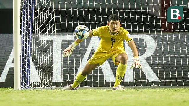 Foto: Aksi-Aksi Heroik Ikram Algiffari di Bawah Mistar Gawang yang Bikin Timnas Ekuador U-17 Gigit Jari