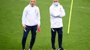 Pelatih Prancis, Didier Deschamps (kanan) dan Guy Stephan menyaksikan pemainnya berlatih di stadion Stade de France di Saint-Denis, Paris (16/11/2020). Prancis akan menghadapi Swedia pada matchday Grup A3 UEFA Nations League 2020/21 di Stade de France, Saint-Denis, Paris. (AFP/Franck Fife)