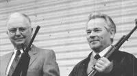 Pertemuan Eugene Stoner dan Mikhail Kalashnikov, penemu M16 dan AK-47, pada 16 Mei 1990 (Public Domain)