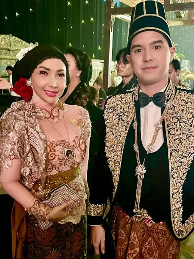 Potret Roro Fitria Kondangan di Acara Ngunduh Mantu Al