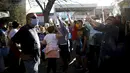 Pengunjuk rasa antipemerintah (kiri) menghadapi pengunjuk rasa pro-pemerintah di luar kediaman Presiden Alberto Fernandez, Buenos Aires, Argentina, Senin (12/10/2020). (AP Photo/Natacha Pisarenko)