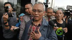 Anggota Komisi II DPR Arif Wibowo menjawab pertanyaan wartawan usai menjalani pemeriksaan di gedung KPK, Jakarta, Rabu (5/7). Arif Wibowo diperiksa sebagai saksi dalam kasus dugaan korupsi proyek pengadaan e-KTP. (Liputan6.com/Helmi Afandi)