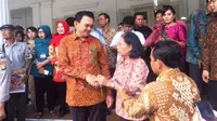 Bunga dan Kerumunan Warga Sambut Ahok di Balai Kota Pagi Ini