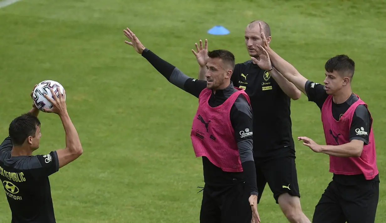 Para pemain Republik Ceko mengambil bagian dalam sesi latihan di base camp mereka di Praha, Republik Ceko, Kamis (1/7/2021). Republik Ceko akan melawan Denmark pada perempat final Euro 2020. (Michal Cizek/AFP)