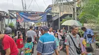 Cerita Warga Bidara Cina Jaktim Berburu Takjil di Tengah Banjir