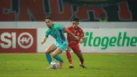 Pemain Madura United FC, Reva Adi Utama (kiri) berebut bola dengan pemain Persija Jakarta, Ilham Rio Fahmi saat laga pekan ke-10 BRI Liga 1 2022/2023 antara Persija Jakarta melawan Madura United di Stadion Patriot Candrabhaga, Bekasi, Sabtu (17/9/2022). (Bola.com/Bagaskara Lazuardi)