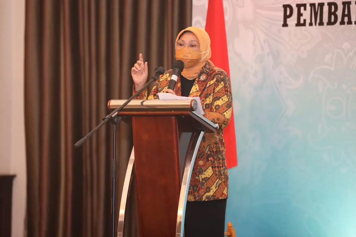 Menaker Ida pada acara Penutupan Resmi Pertemuan Tripartit Pembahasan Peraturan Pelaksanaan Undang-Undang Cipta Kerja