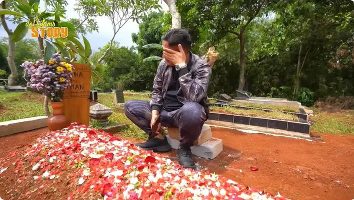 6 Potret Irfan Hakim Ziarah ke Makam Mpok Alpa, Ungkap Perasaan Haru