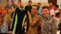 Presiden Joko Widodo mengundang perwakilan pedagang dari sejumlah pasar di Jakarta di Istana Negara, Jakarta, Kamis (3/9/2015). Jokowi mendapat baju renang dari pedagang. (Liputan6.com/Faizal Fanani) 