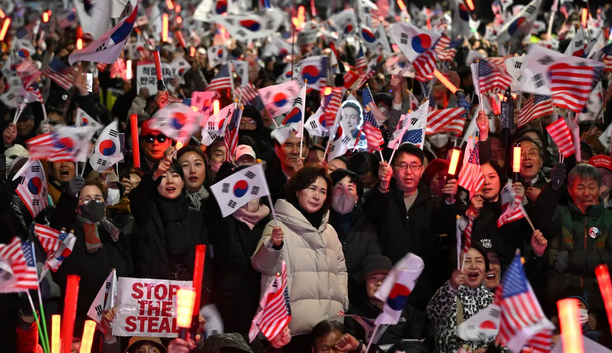 Pembebasan Yoon Suk Yeol dilakukan setelah pengadilan membatalkan penahanannya karena alasan prosedural. (Jung Yeon-je/AFP)