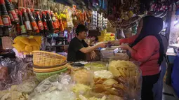 Perlambatan inflasi menandakan tekanan harga mulai mereda setelah sempat meningkat di awal tahun. Tampak dalam foto, aktivitas pedagang dan pembeli di pasar tradisional di Palmerah Jakarta, Jumat (3/4/2026). (merdeka.com/Arie Basuki)