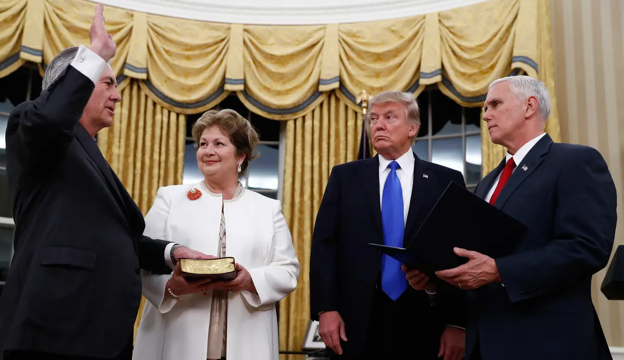 Rex Tillerson diambil sumpah jabatan sebagai Menlu AS oleh Wapres Mike Pence disaksikan Presiden Donald Trump di Gedung Putih, Washington, Rabu (1/2). Mantan CEO ExxonMobil itu mendapat suara dukungan 56 berbanding 43. (AP Photo/Carolyn Kaster)